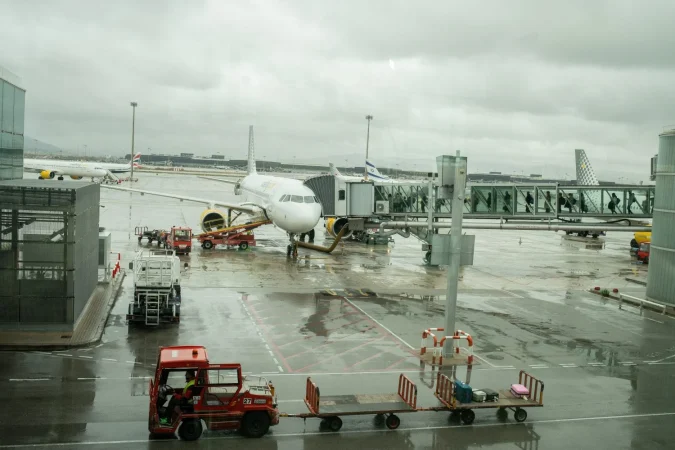 Vueling da el primer paso para ocupar los espacios abandonados por Ryanair 2 Merca2.es Un avión de Vueling aparcado en la pista en el aeropuerto de El Prat, a 19 de enero. Fuente: Agencias