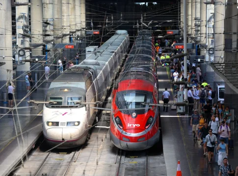 Un tren de Iryo y un AVE de Renfe en la estación de Atocha. Fuente: Agencias Un tren de Iryo y un AVE de Renfe en la estación de Atocha. Fuente: Agencias