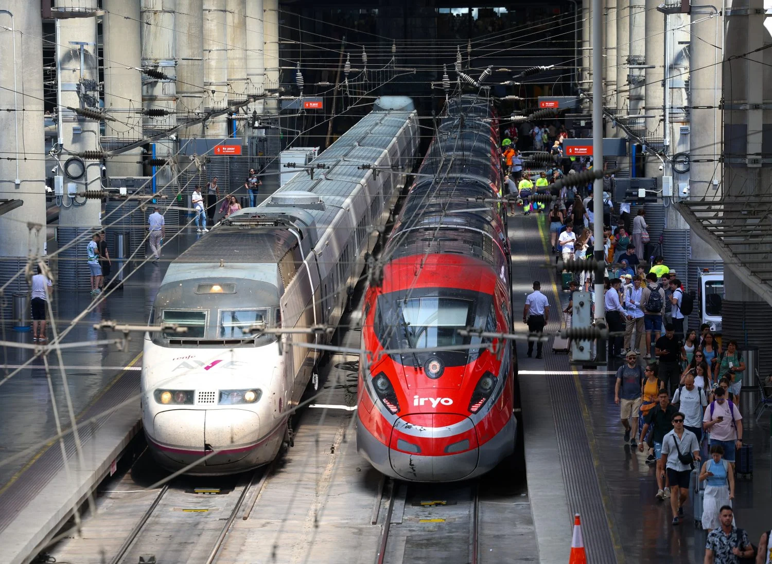 Un tren de Iryo y un AVE de Renfe en la estación de Atocha. Fuente: Agencias
