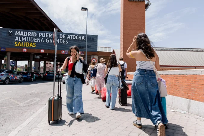 Varias personas en el exterior de la estación de trenes Puerta de Atocha-Almudena Grandes, a 24 de julio de 2025, en Madrid (España). Fuue Agencias
