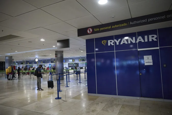 Un grupo de personas en un puesto de facturación de Ryanair en el Aeropuerto Adolfo Suárez Madrid-Barajas, a 23 de agosto de 2025. Fuente: Agencias