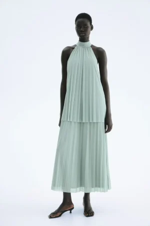 Viste de auténtico lujo con la nueva colección de H&M, sin pagar una fortuna 42 Merca2.es Romanticismo, frescura y funcionalidad: el trío ideal del verano