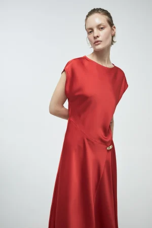 Vestido satinado rojo de Sfera: el poder del color