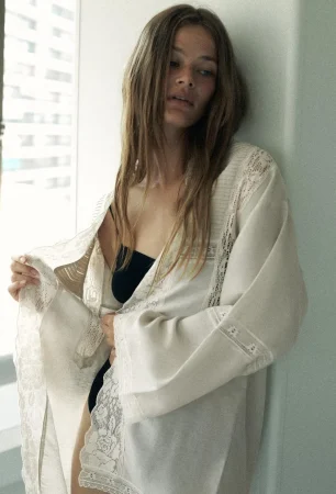 La bata que no es bata: entre lo íntimo y lo sublime