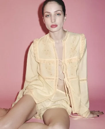 Lentejuelas, encaje y algodón: el dos piezas más inesperado del verano