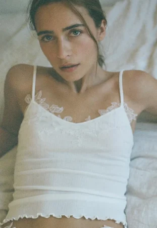 El arte de insinuar: tops que elevan cualquier conjunto