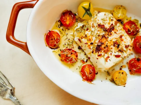 alimentacion-saludable-vegana-de-moda-pasta-queso-feta-con-tomates-pequenos-en-aceite-de-oliva-con-hierbas-y-especias
