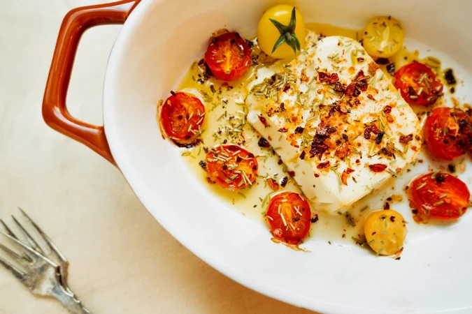 alimentacion saludable vegana de moda pasta queso feta con tomates pequenos en aceite de oliva con hierbas y especias Merca2.es