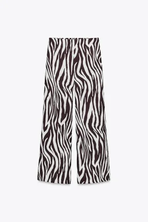 Animal print renovado: los pantalones anchos que arrasan