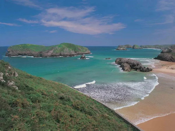 La OCU indica cuáles son las mejores playas de España para bañarse, las más limpias y menos masificadas 50 Merca2.es PLAYAS ENTRE ACANTILADOS Y BOSQUES