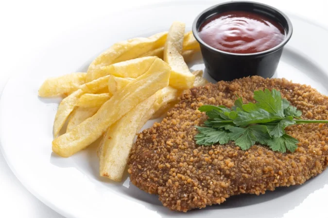 cachopo alimento tradicional de asturias espana carne de filete en pan aislada sobre un fondo blanco 1 Merca2.es