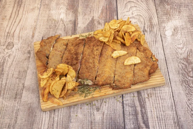 cachopo de ternera con jamon y queso rebozado con huevo de harina y pan rallado y guarnicion de patatas fritas en patatas fritas caseras Merca2.es