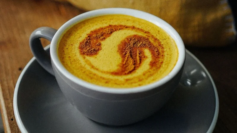 Integrar los beneficios de este ibuprofeno natural en tu rutina es mucho más sencillo y delicioso de lo que imaginas.  Fuente: Freepik 
