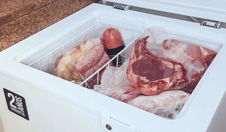 "Ni se te ocurra recalentarlo": la advertencia de un experto en seguridad alimentaria sobre el error con el pollo que te puede mandar al hospital 3 Merca2.es A veces, el mayor peligro no está solo en cómo vas a recalentarlo, sino en lo que hiciste con el pollo justo después de cocinarlo la primera vez. Fuente: Freepik