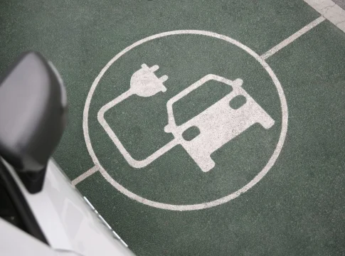 cierre-de-carga-de-coches-electricos LOS ELÉCTRICOS CON MAYOR AUTONOMÍA
