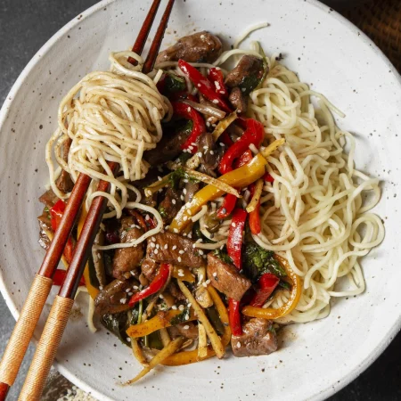 cuenco de comida plano con palos Merca2.es