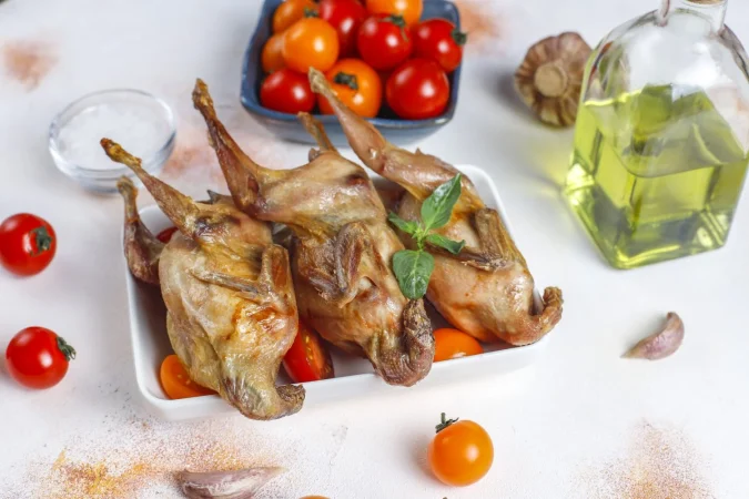 deliciosa codorniz frita con hierbas y tomates cherry 3 Merca2.es