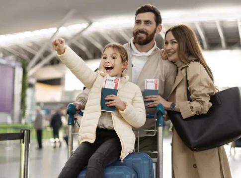 familia-feliz-de-tiro-medio-en-el-aeropuerto UNA HUELGA CON IMPACTO EN TODA LA RED DE RYANAIR EN ESPAÑA