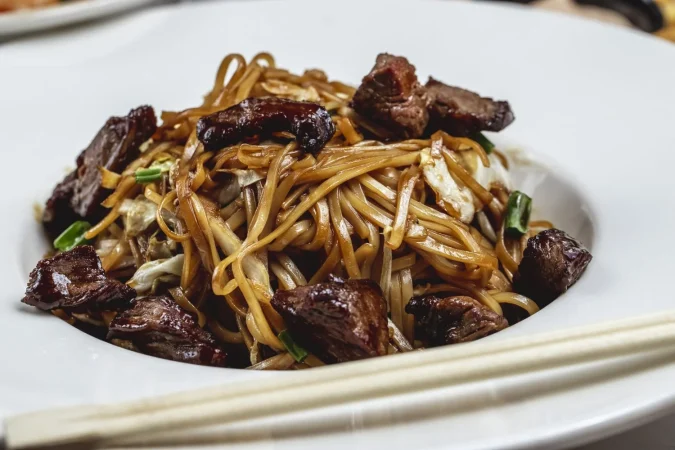 fideos con carne verde salsa de champinones vista lateral Merca2.es