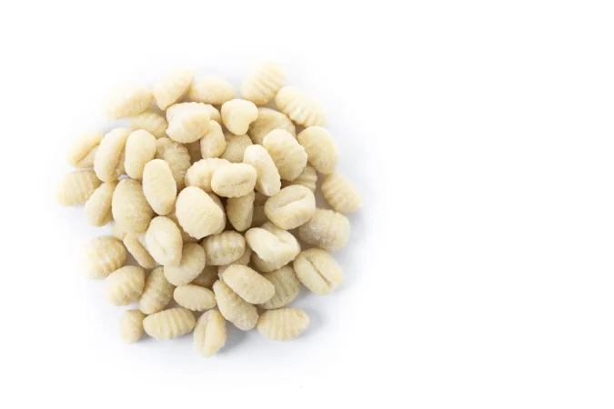 gnocchi crudo y sabroso aislado sobre un fondo blanco 1 Merca2.es