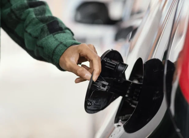 Según la OCU estos son los mejores métodos para ahorrar en combustible para tu coche