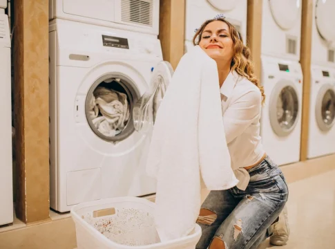 joven-mujer-bonita-en-una-lavanderia MIELE, LA REINA INDISCUTIBLE DE LA DURABILIDAD SEGUN LA OCU