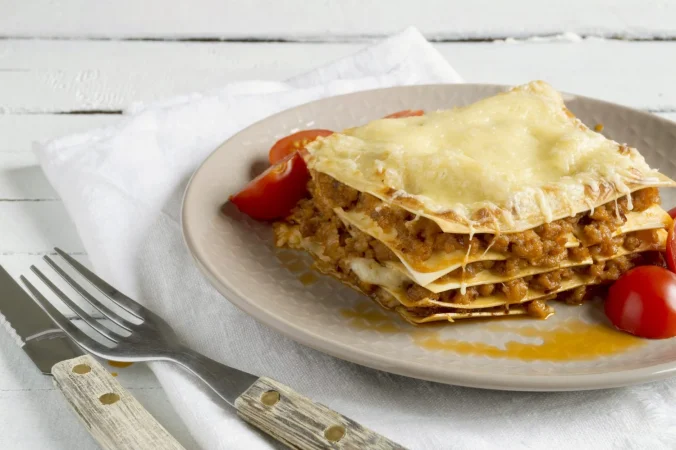 lasana de carne sobre un fondo de madera Merca2.es