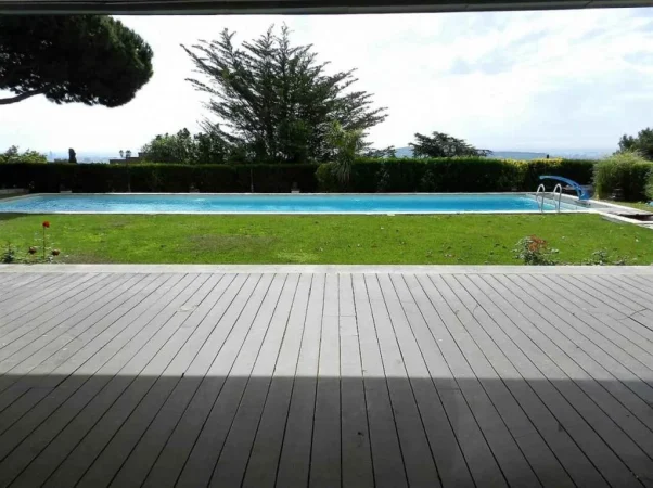 Así es la impresionante mansión de Pep Guardiola en uno de los barrios más exclusivo de Barcelona 45 Merca2.es El jardín y la piscina: oasis de calma en la ciudad