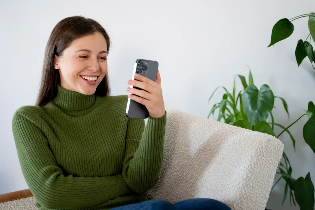 El truco de WhatsApp que muy pocos conocen para escuchar un audio sin que salte el doble check azul