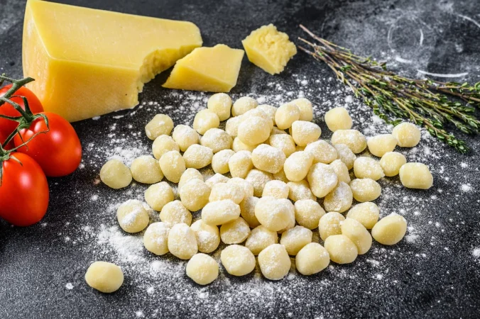 noquis caseros crudos sobre tabla de cortar negra Merca2.es