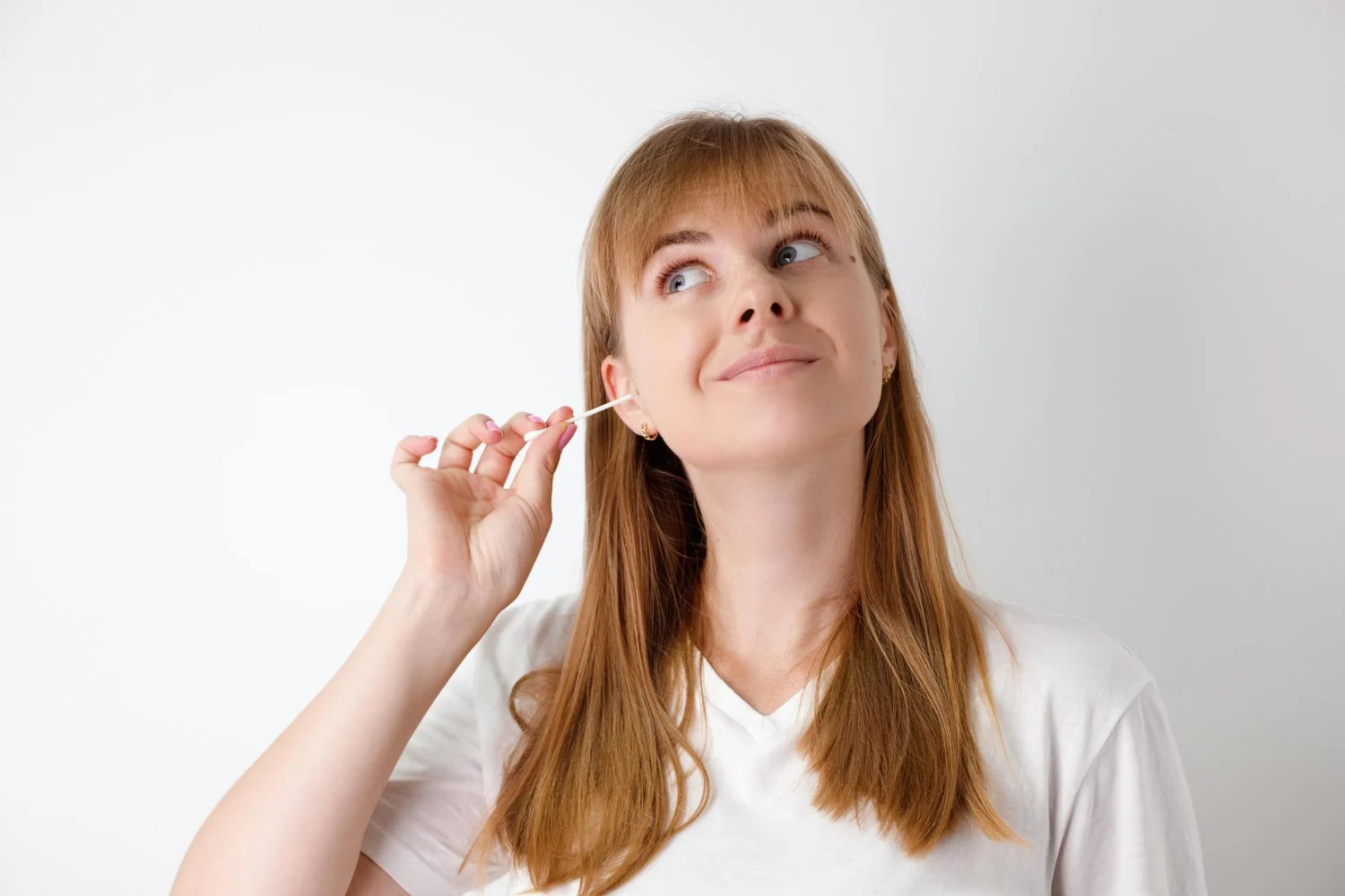 Es hora de cambiar nuestra perspectiva sobre el cuidado auditivo y entender el verdadero papel del cerumen. Desmontamos el mito de que la cera es un residuo y te explicamos por qué necesitas los bastoncillos fuera de tu vida. Fuente: Freepik 
