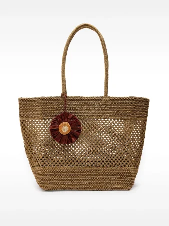 Texturas naturales que conquistan: el efecto rafia y el espíritu veraniego