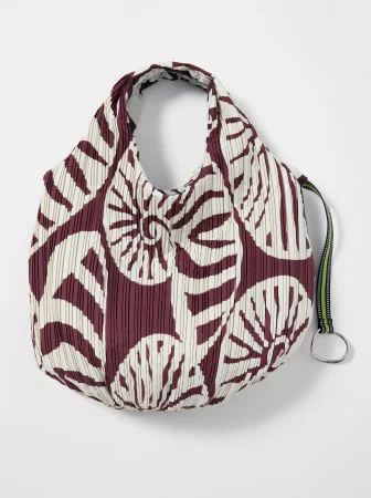 Diseños con sello único: la creatividad abstracta del nailon plisado