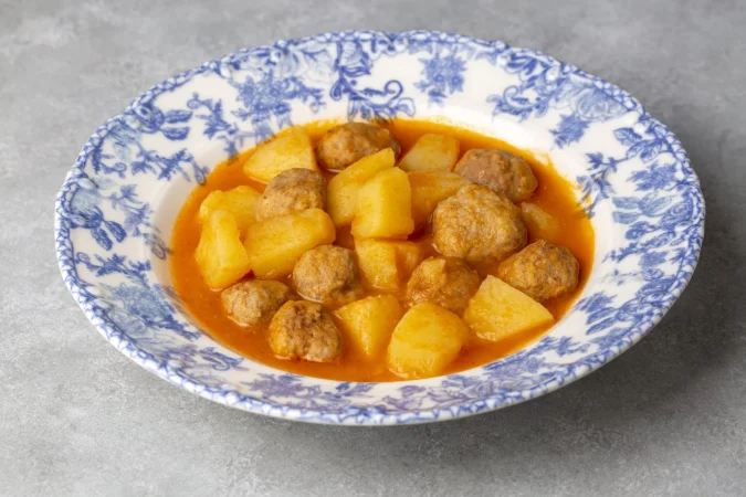 plato de patata con albondigas nombre turco sulu patates yemegi Merca2.es