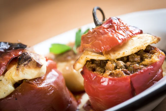 primer plano de la comida servida en el plato Merca2.es