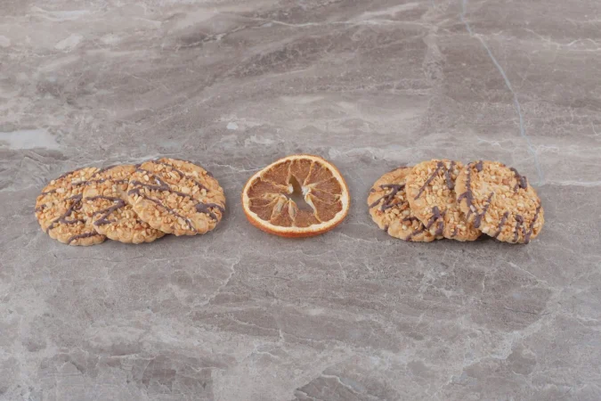 rodaja de limon seco y galletas en marmol Merca2.es