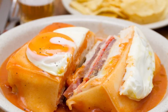 sandwich tradicional portugues con salsa francesinha en plato Merca2.es