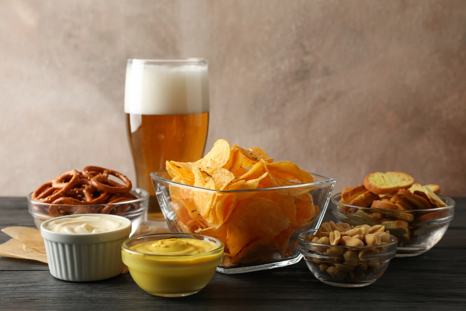 La primera parada de nuestro recorrido nos lleva a una de las calles más emblemáticas de Madrid, un clásico indiscutible donde la tradición y el bullicio se dan la mano para ofrecer una experiencia única. Fuente: Freepik 
