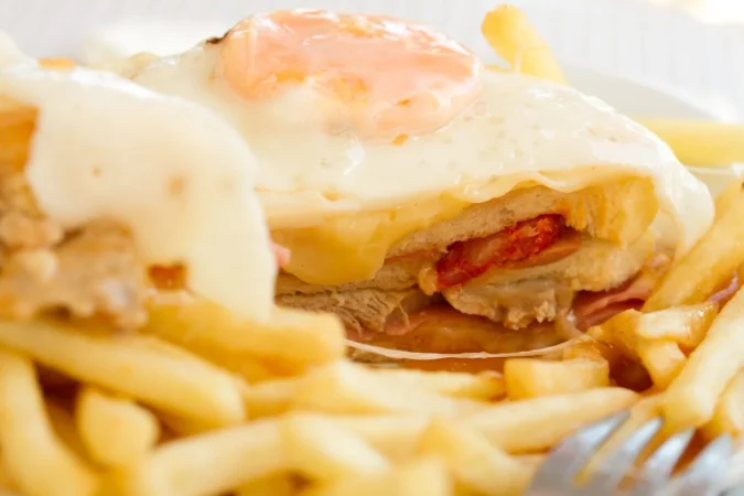 tipico plato portugues francesinha en plato blanco Merca2.es
