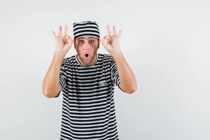 varon joven que muestra un gesto aceptable en camiseta sombrero y mirando asombrado vista frontal Merca2.es