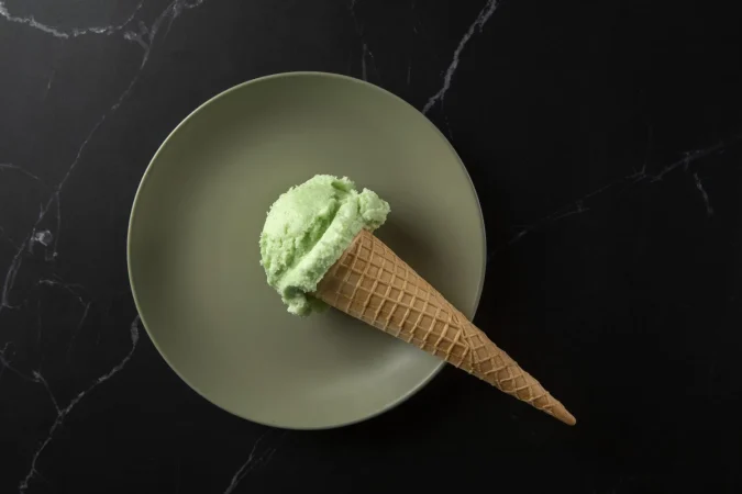Refrescante receta de helado de pistacho casero, como el de Plex para McDonalds 20 Merca2.es vista superior delicioso helado verde bodegon Merca2.es