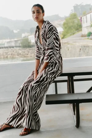 Prendas que marcan carácter: estampados y cortes especiales