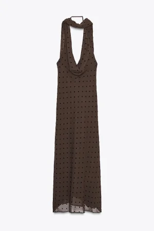 Romanticismo y tendencia: vestido midi de Zara con detalles de crochet