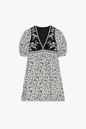 Estampados con personalidad: vestido largo de lunares con fular