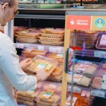 Precios rebajados hasta el 50%, IA y alianzas: el plan de Alcampo para liderar la lucha contra el desperdicio