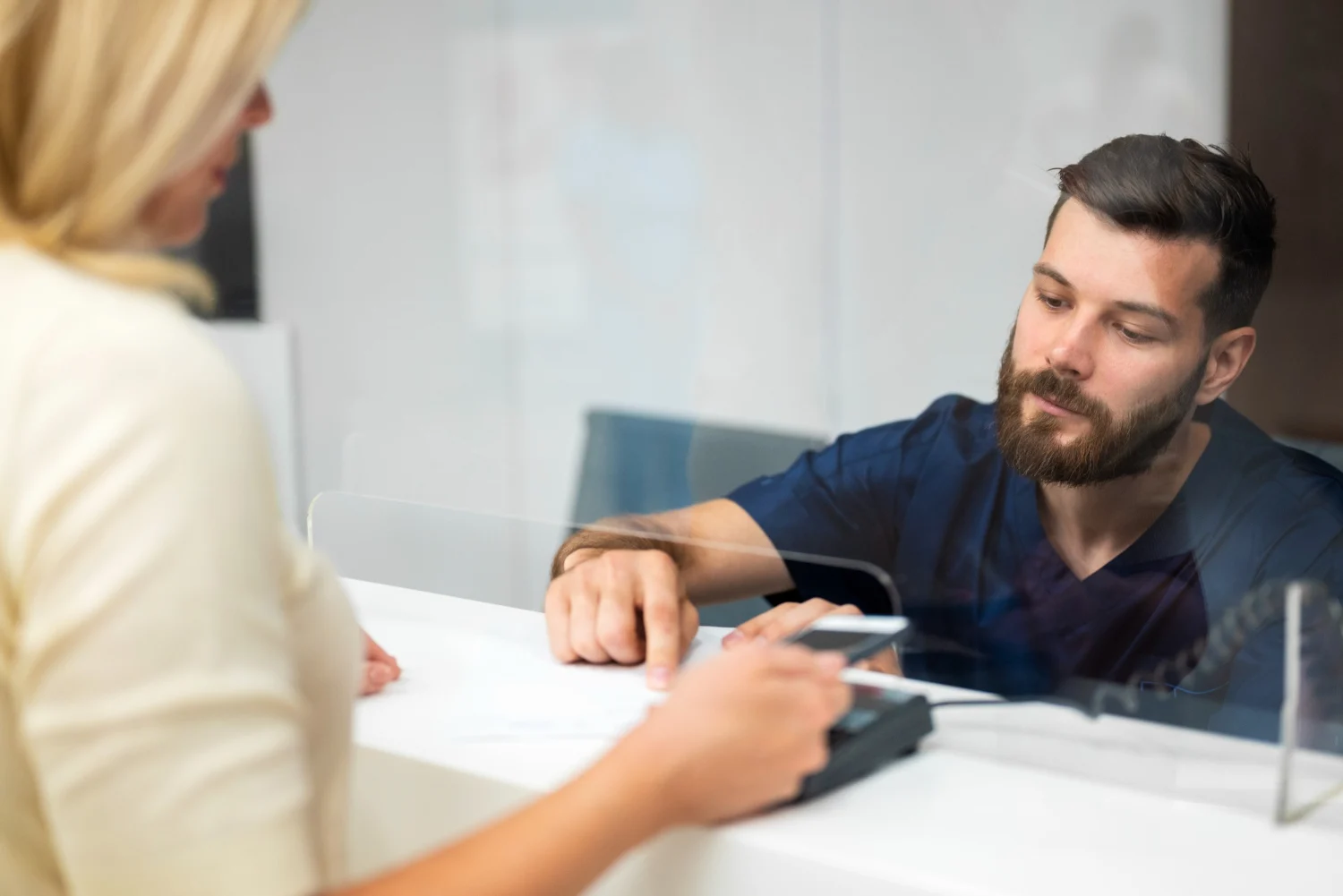 La respuesta es simple y directa: tu banco. Analizamos cómo funciona el sistema y de qué manera la entidad saca partido de tu confianza y de tu dinero. Fuente: Freepik
