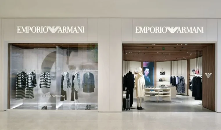 Muere Giorgio Armani, rey de la moda, a los 91 años de edad 3 Merca2.es Emporio Armani Merca2.es