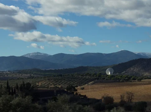 La Agencia Espacial Europea tiene una antena de 35 metros en un pueblo de Guadalajara para hablar con naves a 800 millones de km La Agencia Espacial Europea tiene una antena de 35 metros en un pueblo de Guadalajara para hablar con naves a 800 millones de km