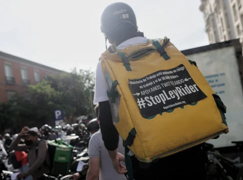 Un rider acude con una mochila donde se puede leer Un rider acude con una mochila donde se puede leer