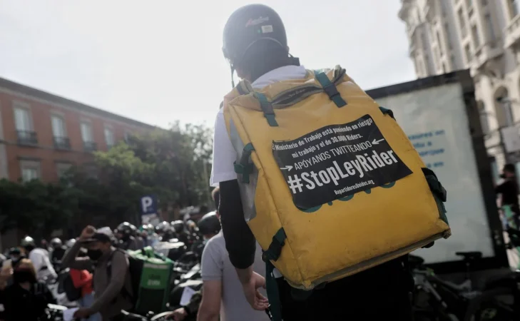 Un rider acude con una mochila donde se puede leer "#StopLeyRider" a una concentración convocada frente al Congreso por sus condiciones laborales, a 27 de mayo de 2021, en Madrid, (España). Fuente: Agencias